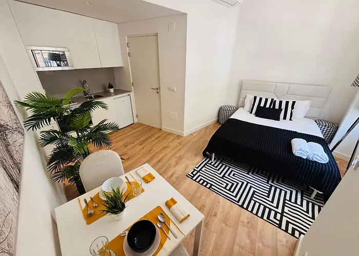 Апартаменти The Luciano House - Confortable &